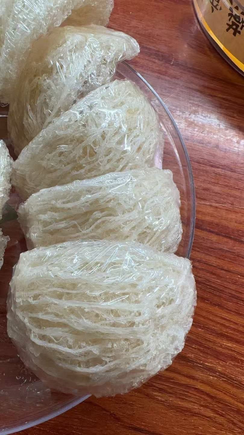 透明包裝中的多盞燕窩，呈現日常產品整理狀態